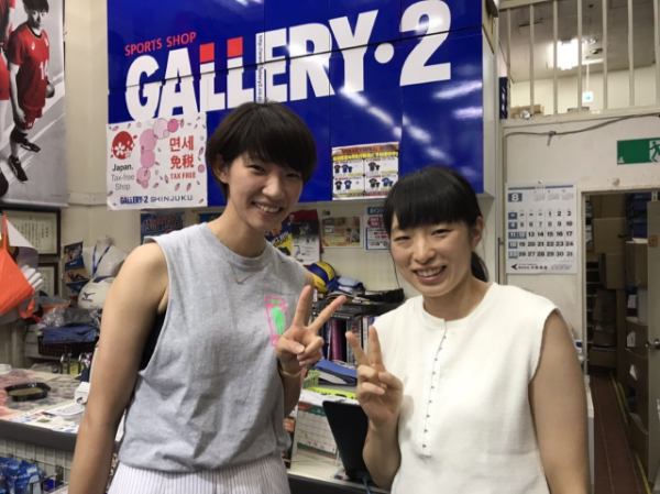 全日本女子バレー石井優希選手＆山岸あかね選手ご来店！【新宿店４Fバレーボール】 | バレーボール用品 | スポーツショップGALLERY・2