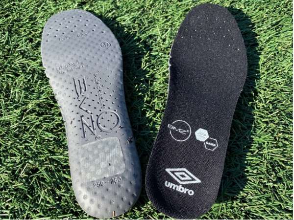 UMBRO アクセレイター サッカースパイク ２足セット。 | web-flake.com